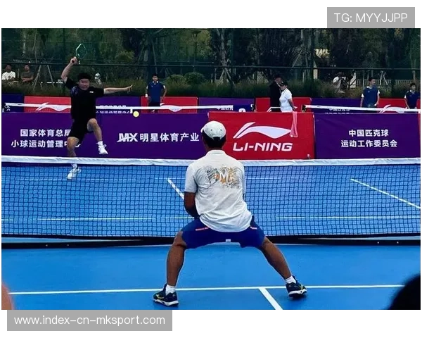 网球底线连贯推进取胜：以节奏与深度掌控全场