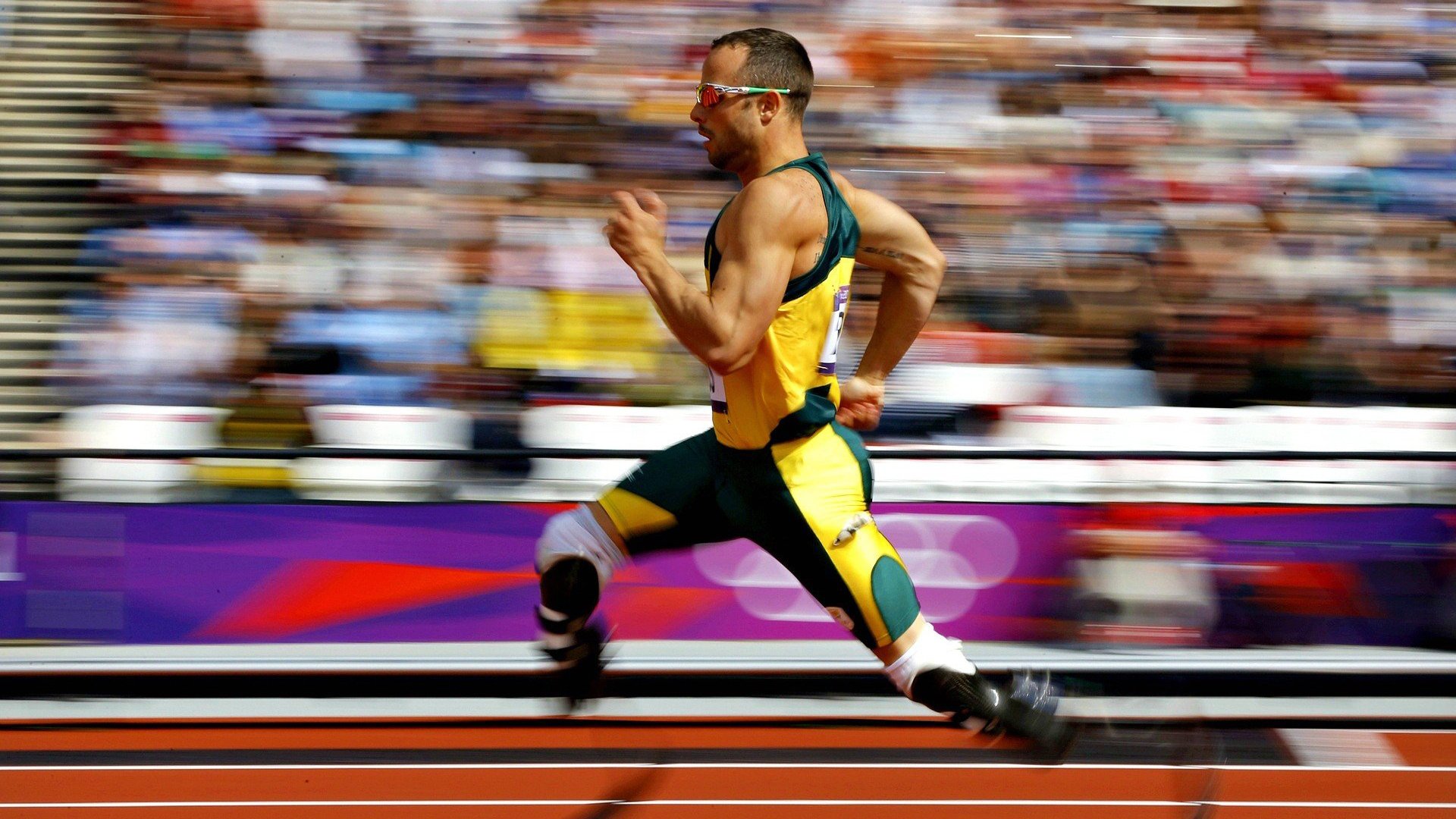 自行车功率车对抗赛 短时间爆发瓦数在屏幕实时显示